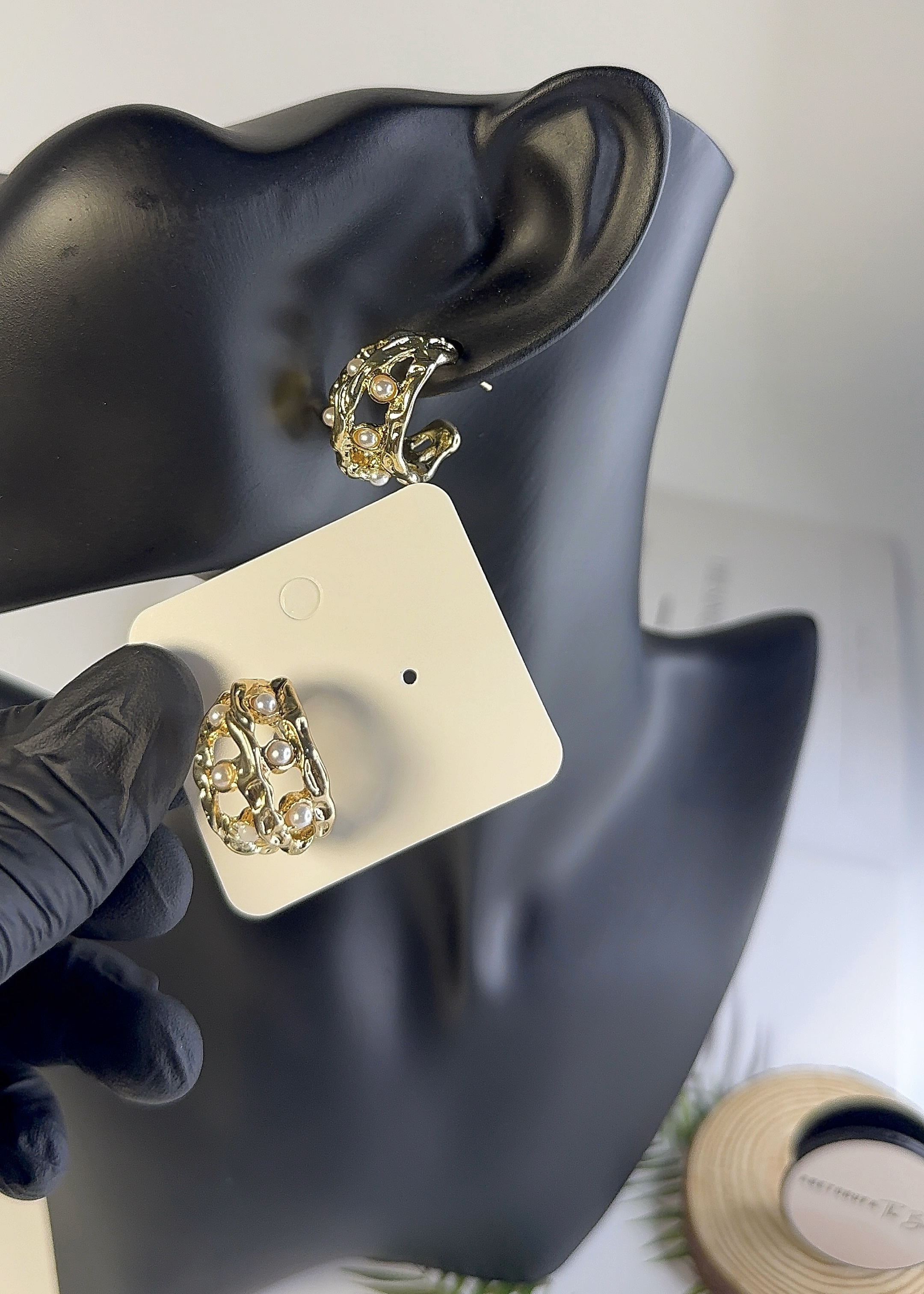 HOLLOW PEARL EARRINGS (925) image