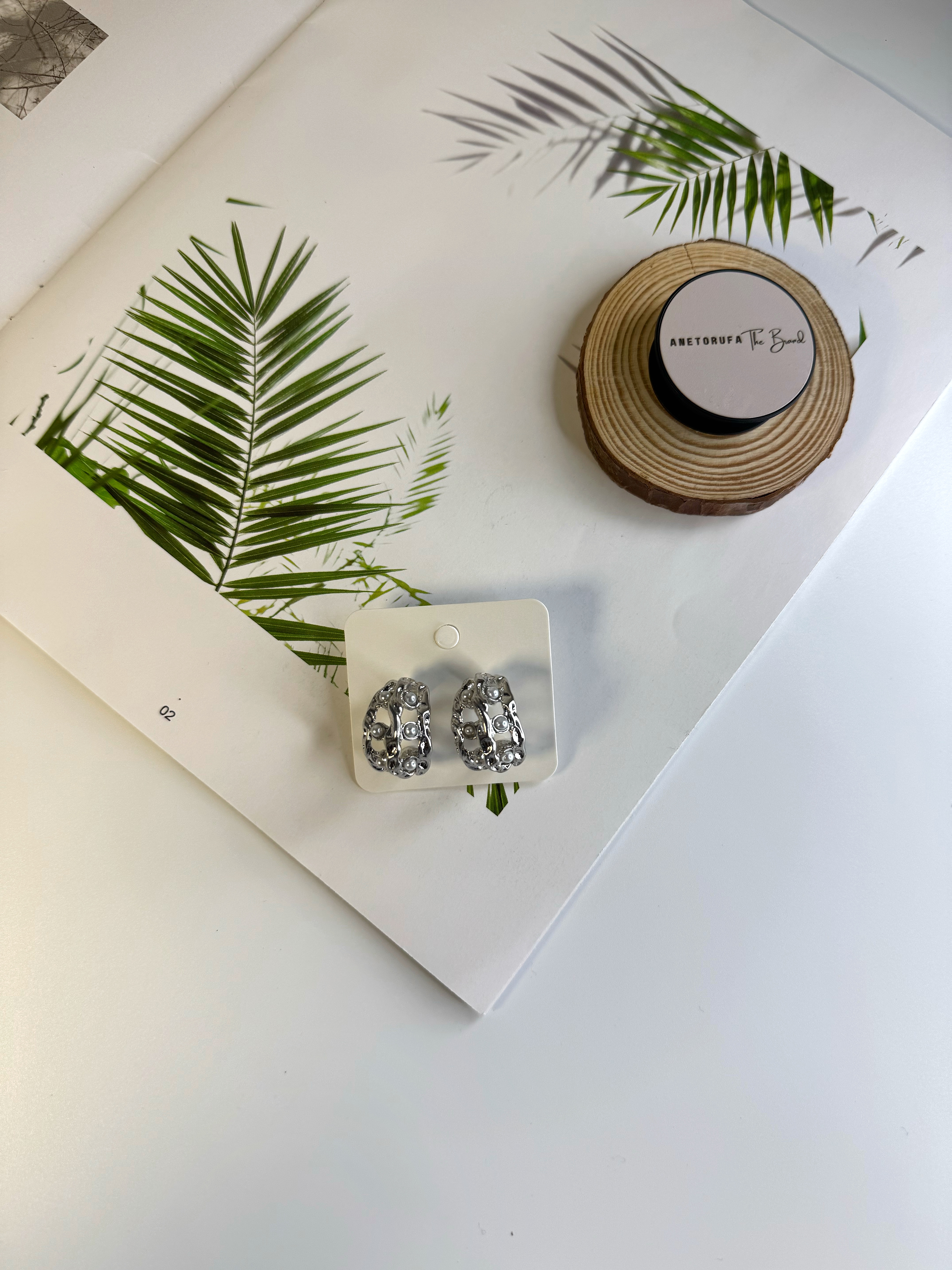 HOLLOW PEARL EARRINGS (925) image