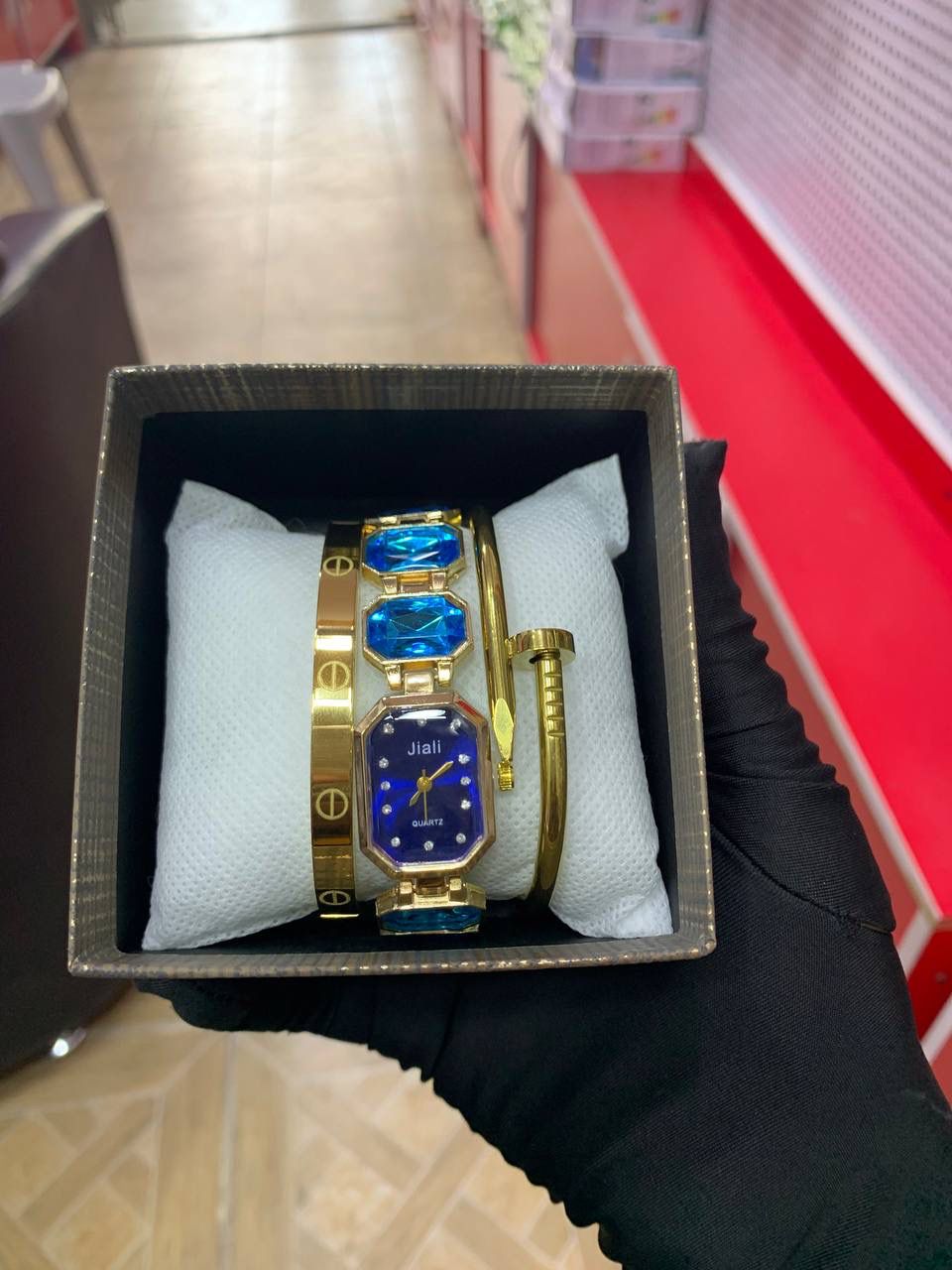 Female fashion wristwatch image