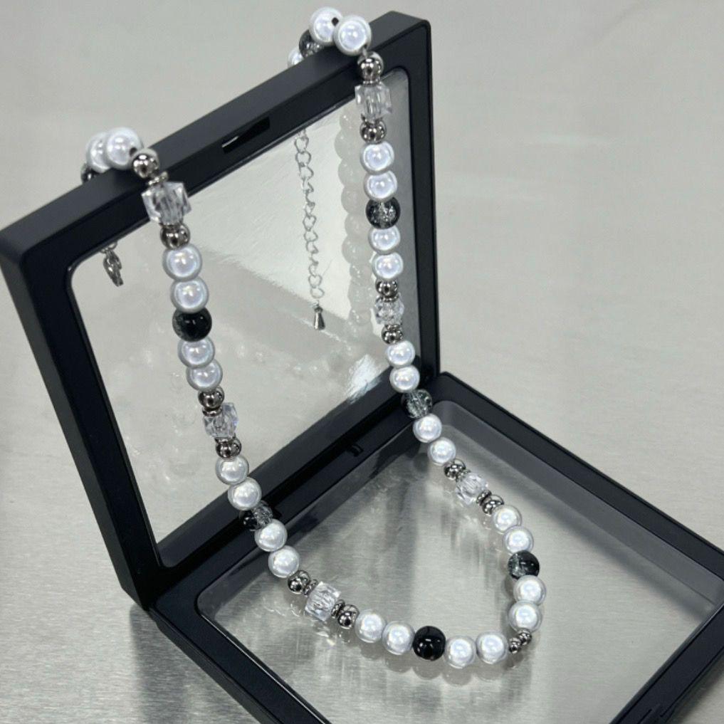 Monochrome Pearl Chain image