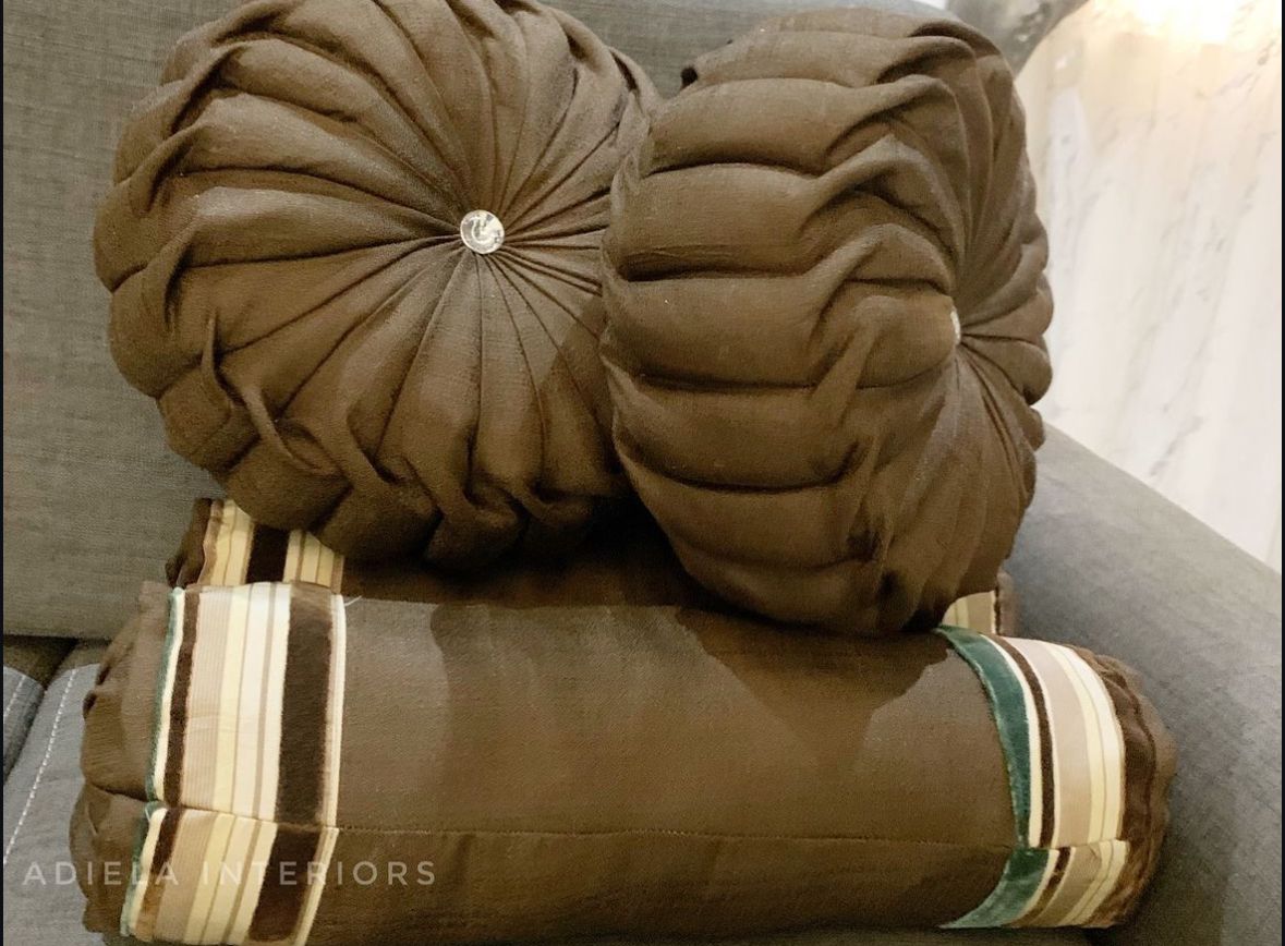 Brown Throw Pillows Image