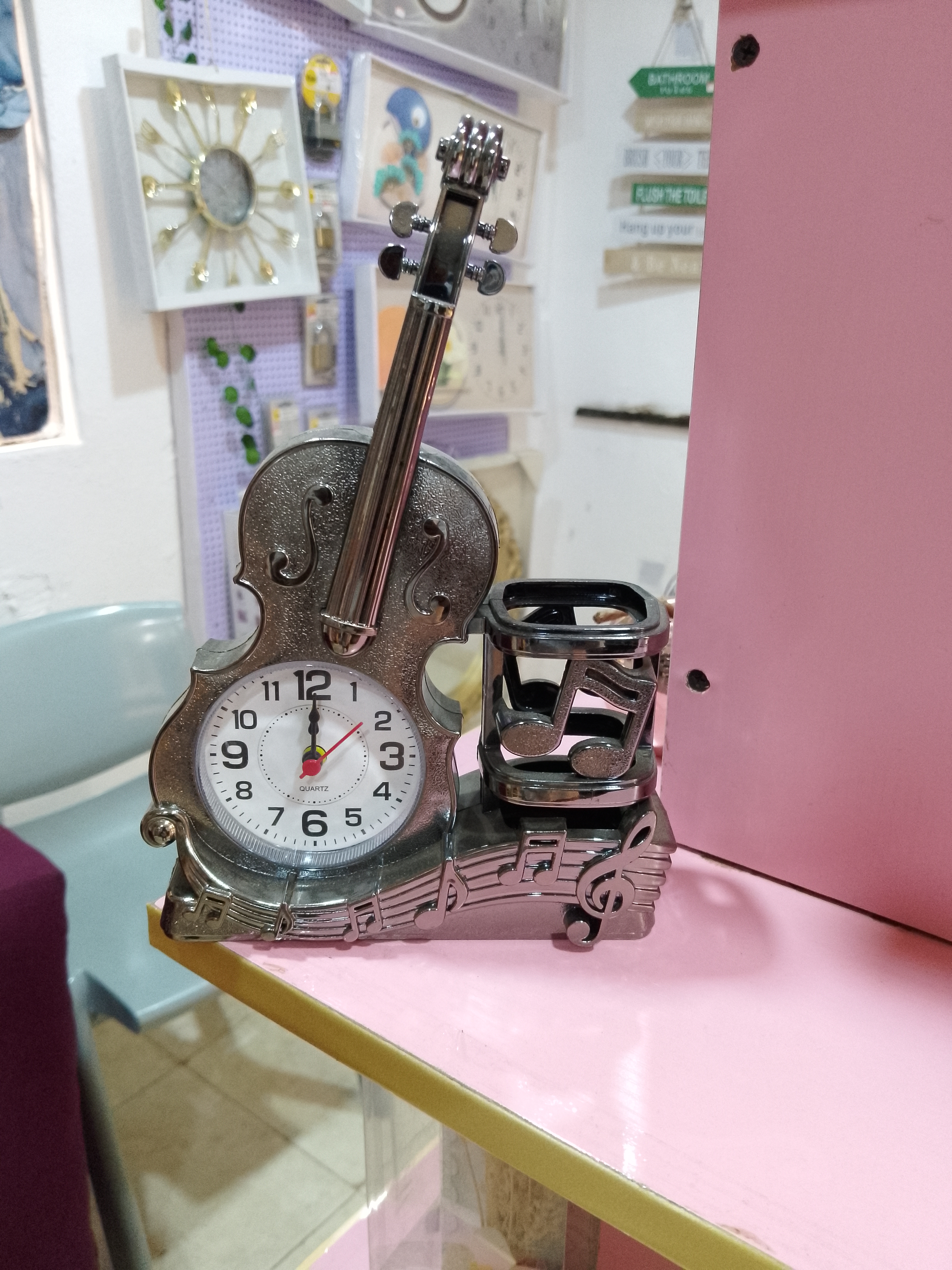 Guitar+Pen Holder Clock second image