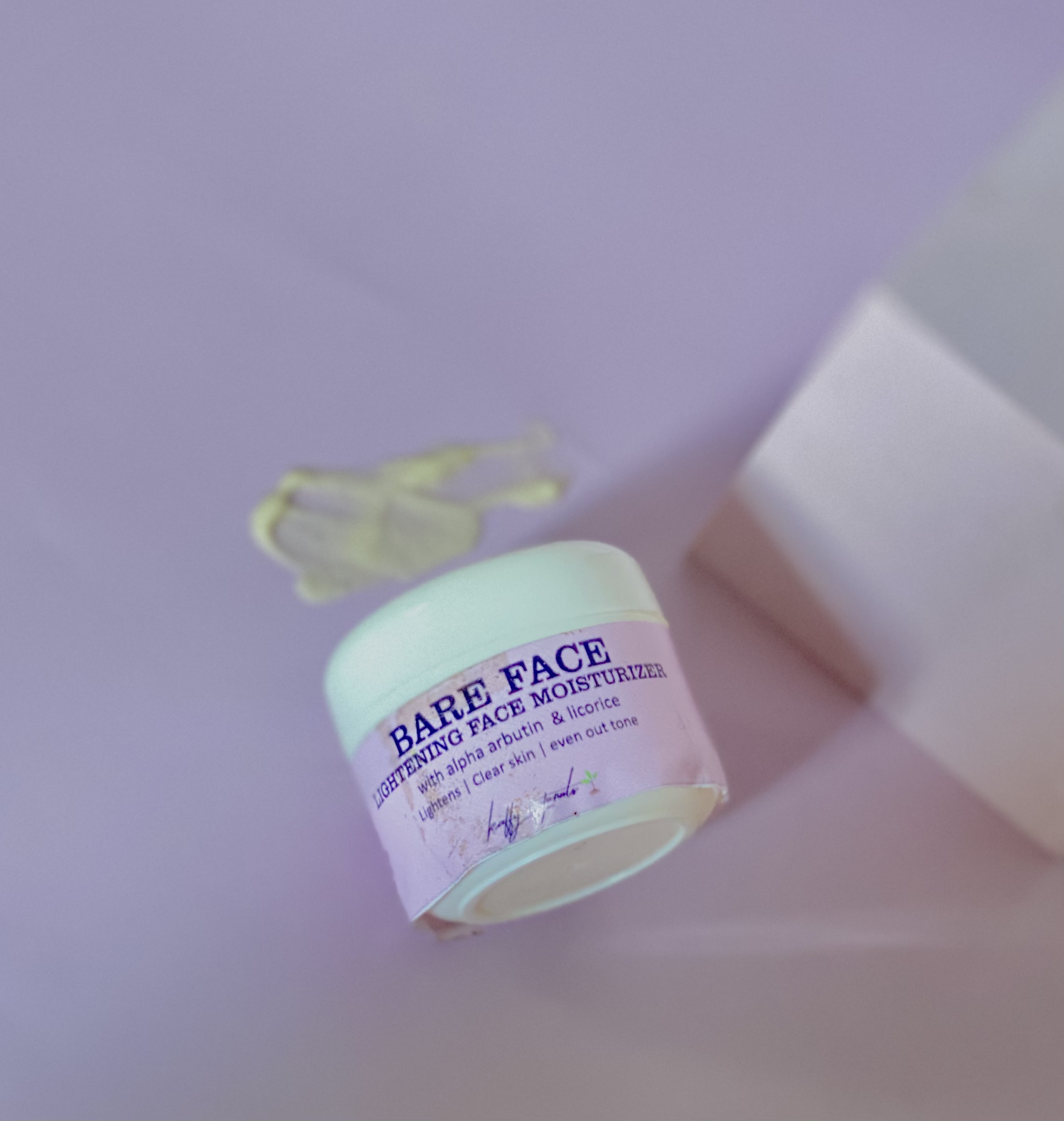 Lightening face moisturizer image