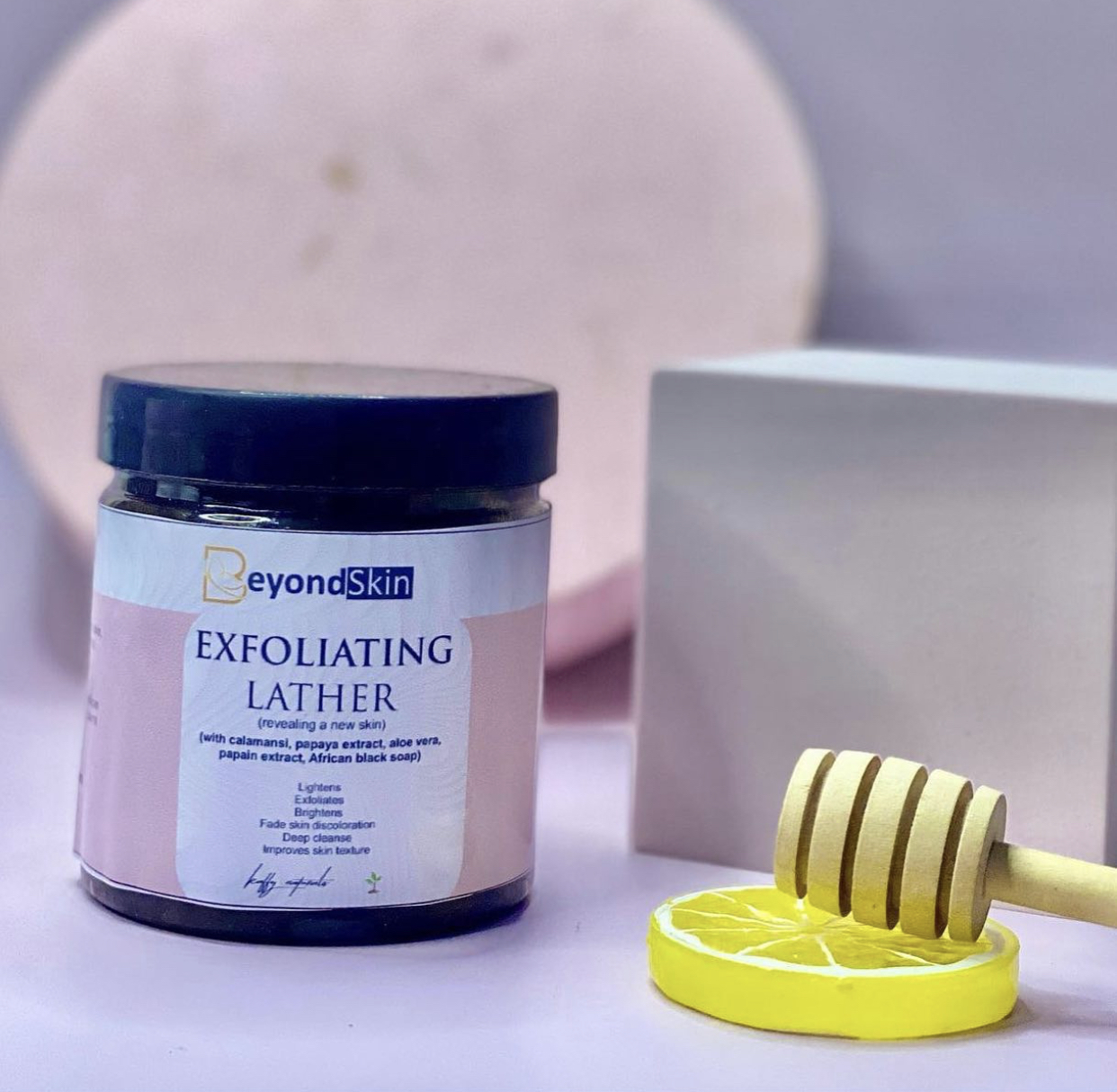 Exfoliating lather (lightens & exfoliates) image