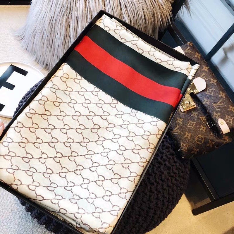 Gucci print scarf HW116