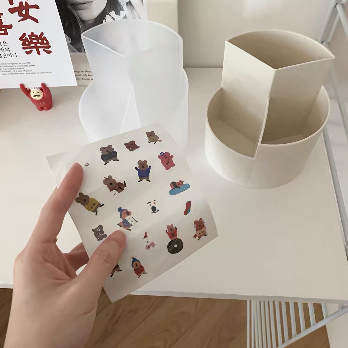 Perfume / brush holder MK111 image