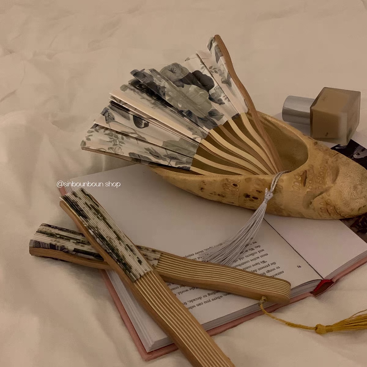 Seoul unique hand fan AC133 image