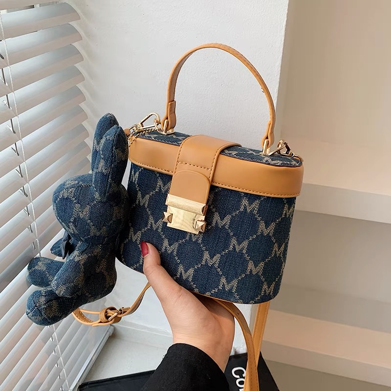 Going on a light trip luggage style bag BG157 image