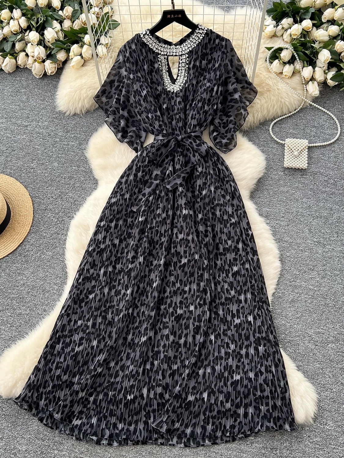 The queen has arrived print dress FD389 image